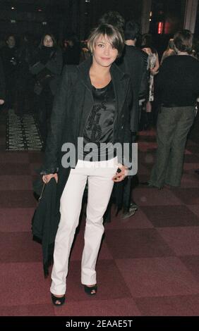 Emma de Caunes arrive au 60e anniversaire du magazine 'ELLE' au Théâtre Olympia de Paris, France, le 30 novembre 2005. Photo de Denis Guignebourg/ABACAPRESS.COM Banque D'Images