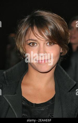 Emma de Caunes arrive au 60e anniversaire du magazine 'ELLE' au Théâtre Olympia de Paris, France, le 30 novembre 2005. Photo de Denis Guignebourg/ABACAPRESS.COM Banque D'Images