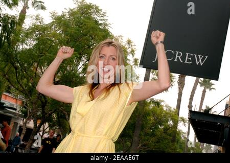 Lady Heather Mills McCartney dirige une célébration PETA à l'extérieur d'un magasin J.Crew local pour souligner l'annonce du détaillant de mode qu'il a mis fin à toutes les ventes de fourrures et qu'il en tire toute la fourrure de ses magasins pendant la saison de vente la plus achalandée de l'année. La célébration intervient après une intense campagne de boycott de 11 semaines contre J.Crew. Heather Mills McCartney a participé au lancement du boycott par une manifestation devant le magasin Madison Avenue de J.Crew à New York le 12 septembre. Los Angeles, 1er décembre 2005. Photo de Lionel Hahn/ABACAPRESS.COM Banque D'Images