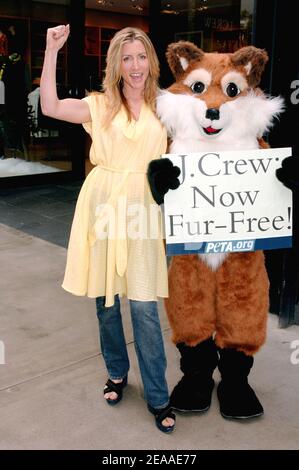 Lady Heather Mills McCartney dirige une célébration PETA à l'extérieur d'un magasin J.Crew local pour souligner l'annonce du détaillant de mode qu'il a mis fin à toutes les ventes de fourrures et qu'il en tire toute la fourrure de ses magasins pendant la saison de vente la plus achalandée de l'année. La célébration intervient après une intense campagne de boycott de 11 semaines contre J.Crew. Heather Mills McCartney a participé au lancement du boycott par une manifestation devant le magasin Madison Avenue de J.Crew à New York le 12 septembre. Los Angeles, 1er décembre 2005. Photo de Lionel Hahn/ABACAPRESS.COM Banque D'Images