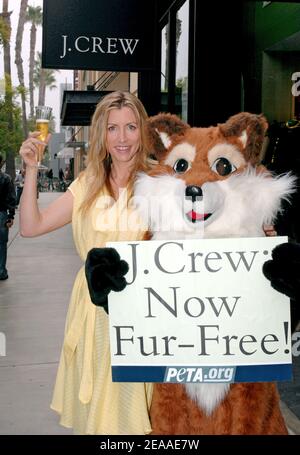 Lady Heather Mills McCartney dirige une célébration PETA à l'extérieur d'un magasin J.Crew local pour souligner l'annonce du détaillant de mode qu'il a mis fin à toutes les ventes de fourrures et qu'il en tire toute la fourrure de ses magasins pendant la saison de vente la plus achalandée de l'année. La célébration intervient après une intense campagne de boycott de 11 semaines contre J.Crew. Heather Mills McCartney a participé au lancement du boycott par une manifestation devant le magasin Madison Avenue de J.Crew à New York le 12 septembre. Los Angeles, 1er décembre 2005. Photo de Lionel Hahn/ABACAPRESS.COM Banque D'Images