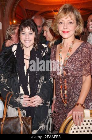 L'actrice française Corinne le Poulain (R) pose avec Claire, membre de L5, lors d'un dîner de charité au profit de l'association SIDA 'idaction' et qui s'est tenu au restaurant 'Yvan au Montechristo' à Paris, en France, le 1er décembre 2005. Photo de Bruno Klein/ABACAPRESS.COM Banque D'Images