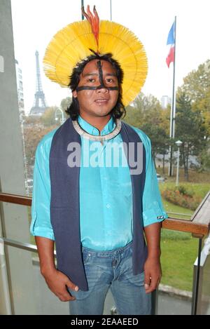 Le petit-fils du chef amérindien Raoni, Bepkamro Metyktyre, pose après une conférence de presse avec l'ethnologue française Emilie Barrucand, présidente de l'association 'Wayanga', au Centre de presse étrangère de la Maison de la radio à Paris, le 1er décembre 2005. Emilie Barrucand visite l'Europe avec une délégation de chefs amérindiens d'Amazonie, portant un message fort des peuples autochtones sur la nécessité de protéger la nature et l'environnement. Photo de Bruno Klein/ABACAPRESS.COM Banque D'Images