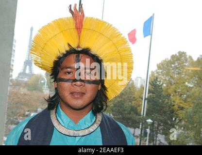 Le petit-fils du chef amérindien Raoni, Bepkamro Metyktyre, pose après une conférence de presse avec l'ethnologue française Emilie Barrucand, présidente de l'association 'Wayanga', au Centre de presse étrangère de la Maison de la radio à Paris, le 1er décembre 2005. Emilie Barrucand visite l'Europe avec une délégation de chefs amérindiens d'Amazonie, portant un message fort des peuples autochtones sur la nécessité de protéger la nature et l'environnement. Photo de Bruno Klein/ABACAPRESS.COM Banque D'Images