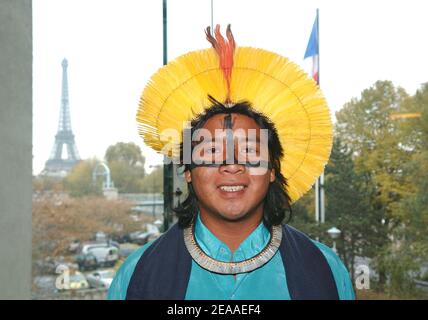 Le petit-fils du chef amérindien Raoni, Bepkamro Metyktyre, pose après une conférence de presse avec l'ethnologue française Emilie Barrucand, présidente de l'association 'Wayanga', au Centre de presse étrangère de la Maison de la radio à Paris, le 1er décembre 2005. Emilie Barrucand visite l'Europe avec une délégation de chefs amérindiens d'Amazonie, portant un message fort des peuples autochtones sur la nécessité de protéger la nature et l'environnement. Photo de Bruno Klein/ABACAPRESS.COM Banque D'Images