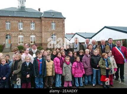 Dominique de Villepin, Premier ministre français, et Gilles de Robien, ministre français de l'Education nationale, de l'enseignement supérieur et de la recherche, visitent une école primaire à Boves près d'Amiens, Picardie, France, le 2 décembre 2005. Cette visite a lieu un jour après la conférence de presse mensuelle du Premier ministre au cours de laquelle il a annoncé de nouvelles règles pour l'éducation nationale française. Photo de Bruno Klein/ABACAPRESS.COM. Banque D'Images