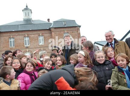 Dominique de Villepin, Premier ministre français, et Gilles de Robien, ministre français de l'Education nationale, de l'enseignement supérieur et de la recherche, visitent une école primaire à Boves près d'Amiens, Picardie, France, le 2 décembre 2005. Cette visite a lieu un jour après la conférence de presse mensuelle du Premier ministre au cours de laquelle il a annoncé de nouvelles règles pour l'éducation nationale française. Photo de Bruno Klein/ABACAPRESS.COM. Banque D'Images