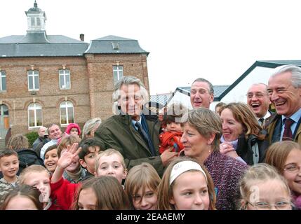 Dominique de Villepin, Premier ministre français, et Gilles de Robien, ministre français de l'Education nationale, de l'enseignement supérieur et de la recherche, visitent une école primaire à Boves près d'Amiens, Picardie, France, le 2 décembre 2005. Cette visite a lieu un jour après la conférence de presse mensuelle du Premier ministre au cours de laquelle il a annoncé de nouvelles règles pour l'éducation nationale française. Photo de Bruno Klein/ABACAPRESS.COM. Banque D'Images