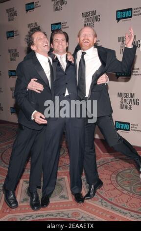 (G-D) le producteur américain Brian Grazer, l'acteur Jim Carrey et le réalisateur Ron Howard se font un rire lorsqu'ils arrivent au 'Musée de l'image émouvante Salute à Ron Howard' tenu à l'hôtel Waldorf Astoria à New York City, NY, USA, le dimanche 4 décembre 2005. Photo de Nicolas Khayat/ABACAPRESS.COM. Banque D'Images