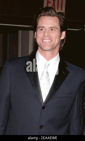L'acteur américain Jim Carrey pose pour des photos alors qu'il arrive au 'Musée de la chute de l'image en mouvement à Ron Howard' tenu à l'hôtel Waldorf Astoria à New York City, NY, USA, le dimanche 4 décembre 2005. Photo de Nicolas Khayat/ABACAPRESS.COM. Banque D'Images