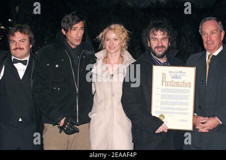 Les acteurs et les acteurs Naomi Watts, Adrien Brody, Jack Black, le réalisateur Peter Jackson et le maire Michael Bloomberg posent devant une statue de King Kong de 20 pieds (7 mètres) de haut au milieu de Times Square pour promouvoir la première mondiale de leur nouveau film « King Kong », À New York, le lundi 5 décembre 2005. Photo de Nicolas Khayat/ABACAPRESS.COM Banque D'Images