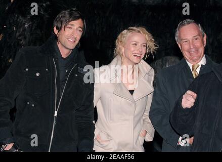 Les acteurs et les acteurs Naomi Watts, Adrien Brody et le maire Michael Bloomberg posent devant une statue de 20 pieds (7 mètres) de haut du roi Kong au milieu de Times Square pour promouvoir la première mondiale de leur nouveau film « King Kong », à New York, le lundi 5 décembre, 2005. Photo de Nicolas Khayat/ABACAPRESS.COM Banque D'Images