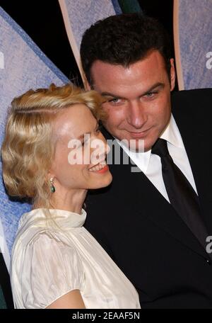 Naomi Watts, actrice australienne et son copain, l'acteur américain Liev Schreiber (dans leur toute première apparition publique) se posent ensemble à l'arrivée de la première mondiale « King Kong » qui s'est tenue au théâtre Loews E-Walk et AMC Empire, Off Times Square, à New York, le lundi 5 décembre, 2005. Photo de Nicolas Khayat/ABACAPRESS.COM Banque D'Images