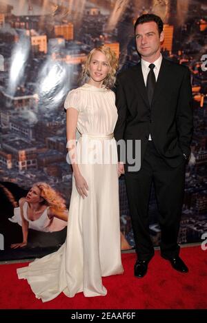 Naomi Watts, actrice australienne et son copain, l'acteur américain Liev Schreiber (dans leur toute première apparition publique) se posent ensemble à l'arrivée de la première mondiale « King Kong » qui s'est tenue au théâtre Loews E-Walk et AMC Empire, Off Times Square, à New York, le lundi 5 décembre, 2005. Photo de Nicolas Khayat/ABACAPRESS.COM Banque D'Images