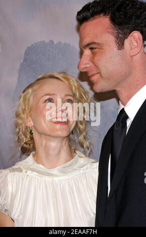 Naomi Watts, actrice australienne et son copain, l'acteur américain Liev Schreiber (dans leur toute première apparition publique) se posent ensemble à l'arrivée de la première mondiale « King Kong » qui s'est tenue au théâtre Loews E-Walk et AMC Empire, Off Times Square, à New York, le lundi 5 décembre, 2005. Photo de Nicolas Khayat/ABACAPRESS.COM Banque D'Images