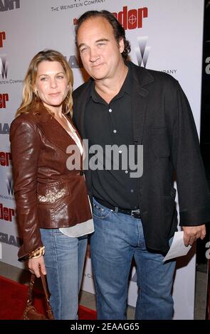 Jim Belushi et la femme Jennifer Sloan assistent à la première de Weinstein Company 'The Matador' au Crest Theatre de Westwood. Los Angeles, Californie, le 11 décembre 2005. Photo de Lionel Hahn/ABACAPRESS.COM Banque D'Images