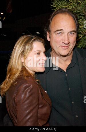 Jim Belushi et la femme Jennifer Sloan assistent à la première de Weinstein Company 'The Matador' au Crest Theatre de Westwood. Los Angeles, Californie, le 11 décembre 2005. Photo de Lionel Hahn/ABACAPRESS.COM Banque D'Images