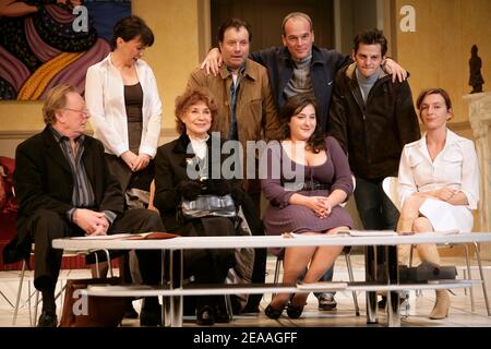 'Acteurs (retour l à r) Marie Cuvelier, Daniel Russo, Laurent Baffie et Yvon Martin, (avant l à r) Bernard Dheran, Claire Maurier, Marilou Berry et Sophie Mounicot lors de la préparation de 'TOC' mise en scène par Laurent Baffie, au ''Théâtre du Palais Royal'' à Paris, France, le 13 décembre 2005. Photo de Thierry Orban/ABACAPRESS.COM' Banque D'Images