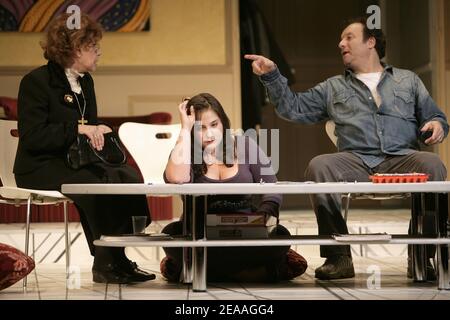 'Acteurs (retour l à r) Claire Maurier, Marilou Berry et Daniel Russo pendant le déroulement de 'TOC TOCt' mis en scène par Laurent Baffie, au ''Théâtre du Palais Royal'' à Paris, France, le 13 décembre 2005. Photo de Thierry Orban/ABACAPRESS.COM' Banque D'Images