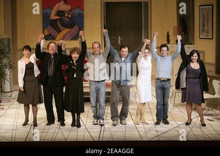 'Acteurs Marie Cuvelier, Bernard Dheran, Claire Maurier, Laurent Baffie, Daniel Russo, Sophie Mounicot, Yvon Martin et Marilou Berry au cours de la préparation de 'TOC TOCt' mise en scène par Laurent Baffie, au ''Théâtre du Palais Royal'' à Paris, France, le 13 décembre 2005. Photo de Thierry Orban/ABACAPRESS.COM' Banque D'Images