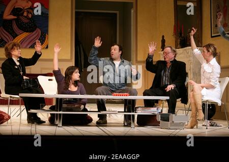 'Acteurs (l à r) Claire Maurier, Marilou Berry, Daniel Russo, Bernard Dheran, et Sophie Mounicot lors de la mise en scène de 'TOC TOC' par Laurent Baffie, au ''Théâtre du Palais Royal'' à Paris, France, le 13 décembre 2005. Photo de Thierry Orban/ABACAPRESS.COM' Banque D'Images