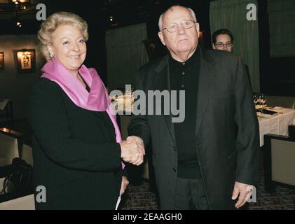 L'ancien président soviétique Mikhaïl Gorbatchev et le ministre français de l'écologie et du développement durable Nelly Olin se rencontrent pour déjeuner au Méridien à Paris, en France, le 13 décembre 2005. En tant que président de Green Cross International, Gorbatchev a participé hier à un forum sur la solidarité internationale pour le partage de l'accès aux ressources en eau naturelles de la Terre à Rennes, dans l'ouest de la France. Photo de Mousse/ABACAPRESS/COM Banque D'Images