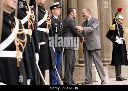 Le président français Jacques Chirac serre la main avec le roi Mohammed VI du Maroc à son arrivée à l'Elysée à Paris, en France, le 13 décembre 2005. Photo de Thierry Orban/ABACAPRESS.COM Banque D'Images