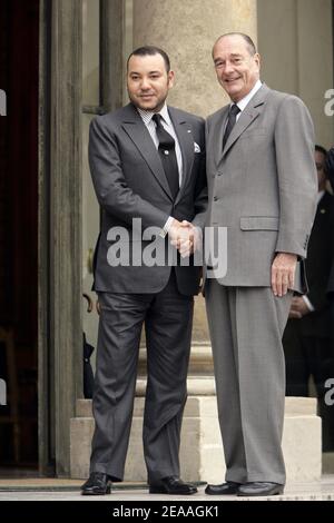 Le président français Jacques Chirac serre la main avec le roi Mohammed VI du Maroc à son arrivée à l'Elysée à Paris, en France, le 13 décembre 2005. Photo de Thierry Orban/ABACAPRESS.COM Banque D'Images