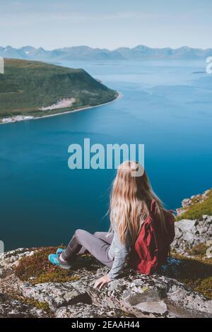 Femme voyageant seule sur le bord de la falaise regardant l'antenne Vue sur la mer en Norvège randonnée solo en plein air avec sac à dos sain style de vie vacances d'été Banque D'Images