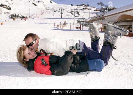 EXCLUSIF. L'actrice française Christine Lemler et son petit ami Anthony lors des trophées de la communication qui se sont tenus à la station de ski des Menuires, en France, le 15 décembre 2005. Photo de Laurent Zabulon/ABACAPRESS.COM. Banque D'Images