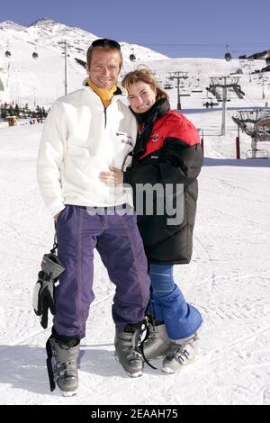 L'actrice française Christine Lemler et son petit ami Anthony lors des trophées de la communication qui se sont tenus à la station de ski des Menuires, en France, le 14 décembre 2005. Photo de Laurent Zabulon/ABACAPRESS.COM Banque D'Images