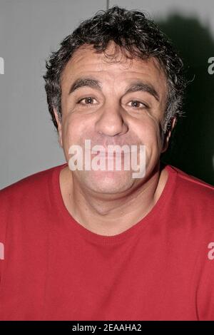 Le producteur français Albert Cohen (co-producteur du Roi Soleil) assiste à la fête du joaillier Edouard Nahum tenue au club "VIP ROOM" à Paris, France, le 15 décembre 2005. Photo de Benoit Pinguet/ABACAPRESS.COM Banque D'Images