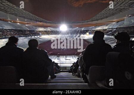 Représentation de 'UN voyage au centre de la Terre' au Stade de France à Saint-Denis, près de Paris, France, le 17 décembre 2005. Le stade est transformé en volcan pour un grand spectacle marquant le centenaire de la mort de l'auteur français Jules Verne. Le public est assis au fond d'un volcan et voit des photos projetées dans un angle de 360 degrés. Photo de Nicolas Gouhier/CAMELEON/ABACAPRESS.COM Banque D'Images