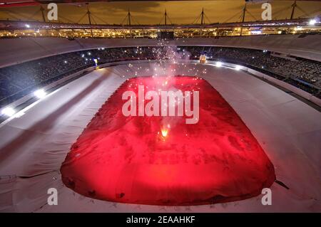 Représentation de 'UN voyage au centre de la Terre' au Stade de France à Saint-Denis, près de Paris, France, le 17 décembre 2005. Le stade est transformé en volcan pour un grand spectacle marquant le centenaire de la mort de l'auteur français Jules Verne. Le public est assis au fond d'un volcan et voit des photos projetées dans un angle de 360 degrés. Photo de Nicolas Gouhier/CAMELEON/ABACAPRESS.COM Banque D'Images