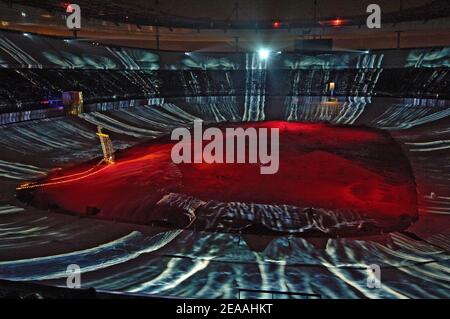 Représentation de 'UN voyage au centre de la Terre' au Stade de France à Saint-Denis, près de Paris, France, le 17 décembre 2005. Le stade est transformé en volcan pour un grand spectacle marquant le centenaire de la mort de l'auteur français Jules Verne. Le public est assis au fond d'un volcan et voit des photos projetées dans un angle de 360 degrés. Photo de Nicolas Gouhier/CAMELEON/ABACAPRESS.COM Banque D'Images