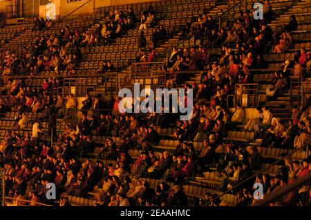 Certains spectateurs demandant doit être remboursé, le public laisse les marches déçues par la qualité médiocre du spectacle lors de la représentation de 'UN voyage au centre de la Terre' au Stade de France à Saint-Denis, près de Paris, France, le 17 décembre 2005. Photo de Nicolas Gouhier/CAMELEON/ABACAPRESS.COM Banque D'Images
