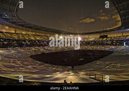 Représentation de 'UN voyage au centre de la Terre' au Stade de France à Saint-Denis, près de Paris, France, le 17 décembre 2005. Le stade est transformé en volcan pour un grand spectacle marquant le centenaire de la mort de l'auteur français Jules Verne. Le public est assis au fond d'un volcan et voit des photos projetées dans un angle de 360 degrés. Photo de Nicolas Gouhier/CAMELEON/ABACAPRESS.COM Banque D'Images