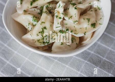 Boulettes, remplies de pommes de terre et servies avec du beurre et du fenouil. Varenyky, vareniki, pierogi, pyrohie. Boulettes avec remplissage Banque D'Images