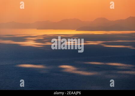 Danse et jeu de lumière et d'ombre du soleil couchant sur les ondulations de la mer. Paysage marin paisible et inspirant Banque D'Images