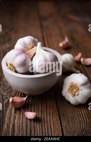 Antibiotique naturel, bulbes d'ail frais avec clous de girofle sur fond rustique en bois Banque D'Images