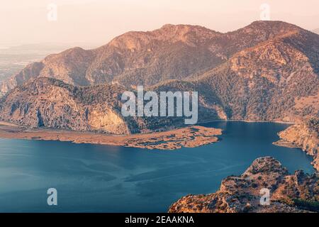 Vue aérienne sur le lac de Sulungur et le delta de la rivière Dalyan en Turquie au coucher du soleil coloré. Station populaire pour l'observation des oiseaux et les loisirs de pêche Banque D'Images