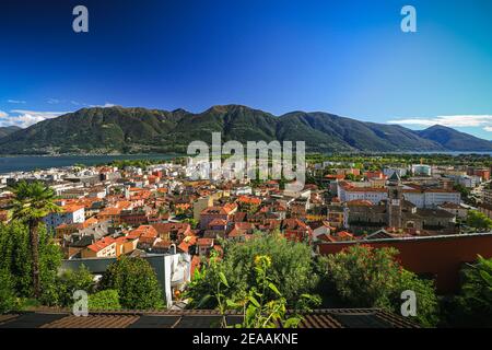 Au-dessus de la ville de Locarno suisse pendant la saison estivale avec ciel bleu et soleil, arbres verts beau hdr coloré Banque D'Images