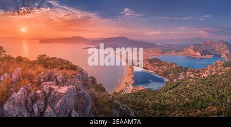 Vue panoramique majestueuse sur le coucher du soleil depuis le sommet de la montagne jusqu'à la mer bleue et les lacs près de la ville de Dalyan en Turquie. Célèbres stations méditerranéennes et Banque D'Images