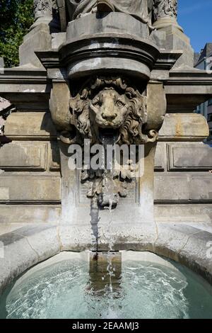 Allemagne, Rhénanie-du-Nord-Westphalie, Cologne, Alter Markt, Jan-von-Werth-Brunnen, tête de lion, eau, détail Banque D'Images