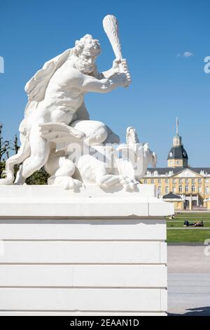 Allemagne, Bade-Wurtemberg, Karlsruhe, le château avec le musée de l'État de Baden. Sculpture blanche : Hercules combattant le dragon. Banque D'Images