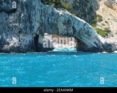 Arche de rocher à Cala Goloritzé, Golfe d'Orosei, Sardaigne, Italie Banque D'Images