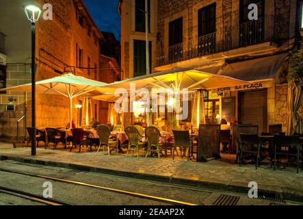 Restaurant de rue éclairé, Sóller Banque D'Images