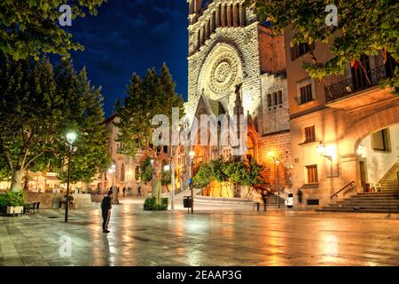 Place éclairée en face de l'église, Sóller Banque D'Images