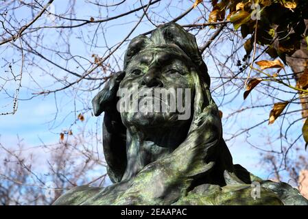 Une statue de bronze d'un chef indien amérindien ou brave dans un jardin à Santa Fe, Nouveau-Mexique. Banque D'Images