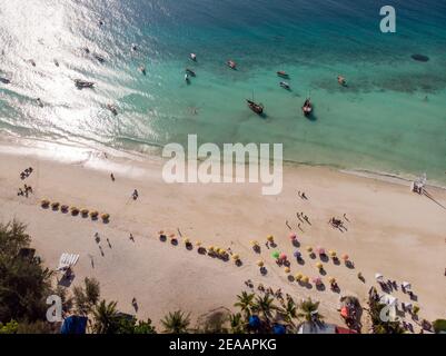 Haut vue aérienne sur la magnifique côte océanique de sable blanc à Nungwi sur l'île de Zanzibar, Tanzanie Banque D'Images